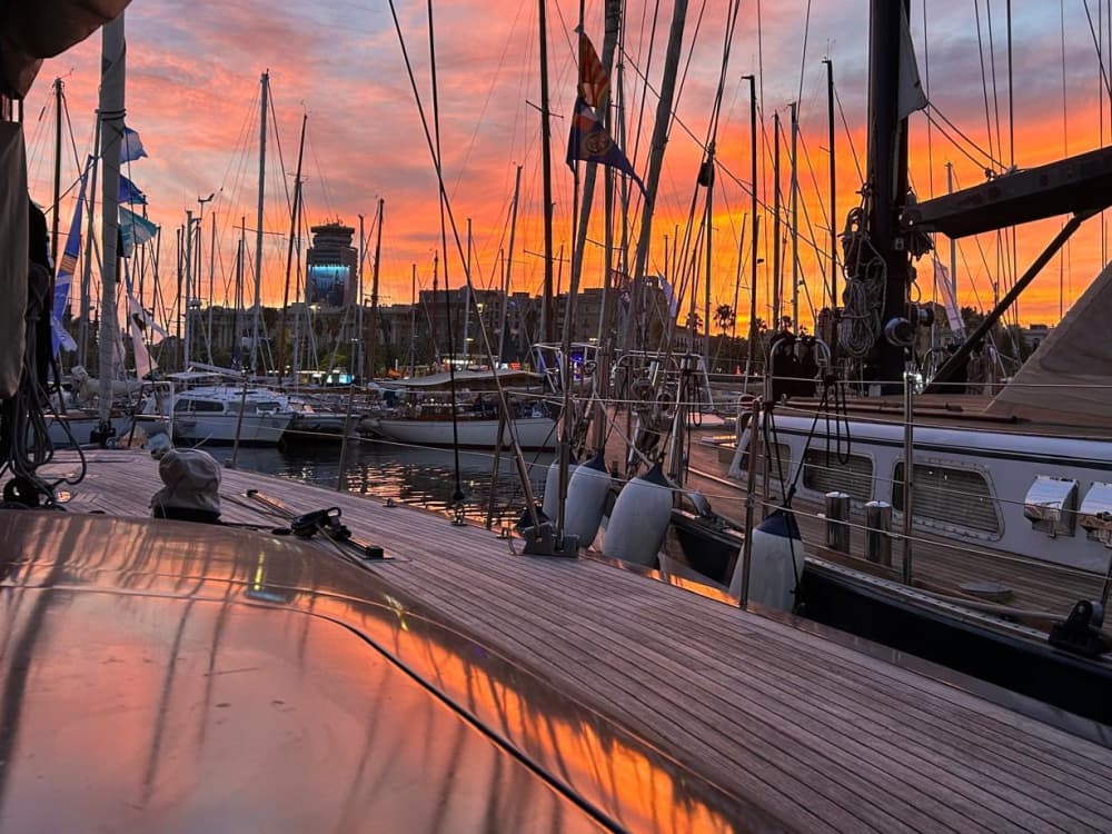 Coucher de soleil et mojitos en haute mer : découvrez Barcelone en voilier