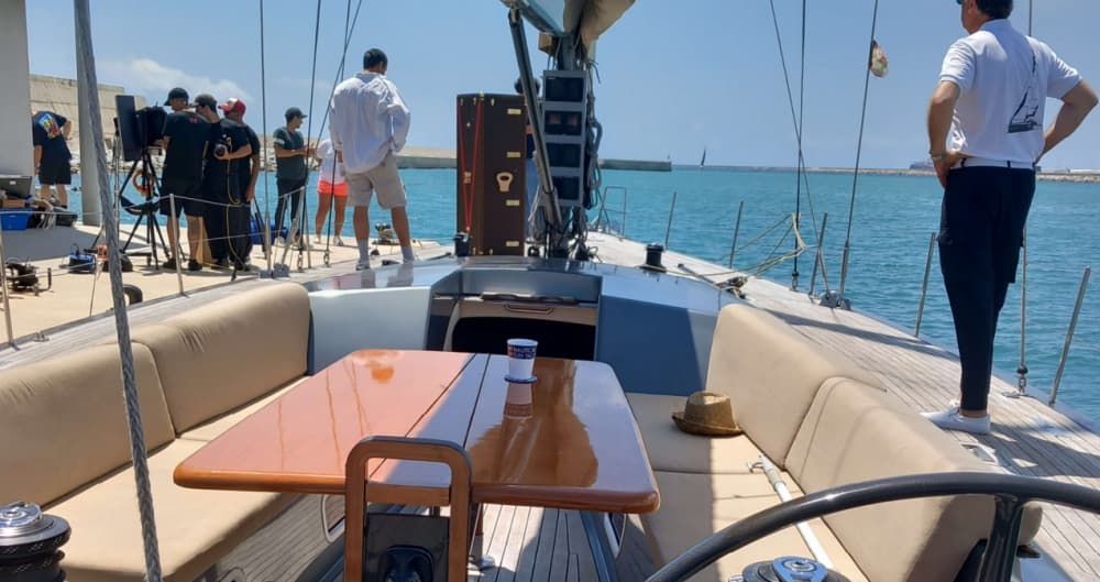 Coucher de soleil et mojitos en haute mer : découvrez Barcelone en voilier