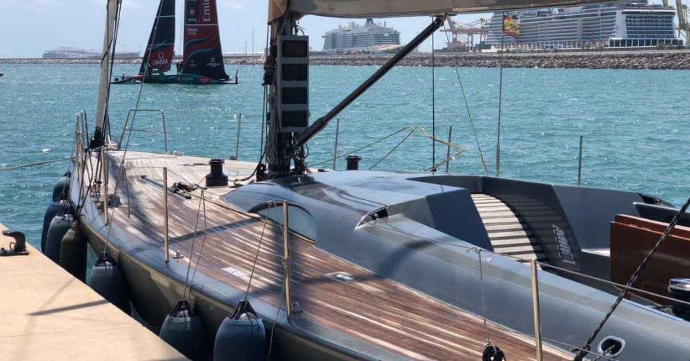 Coucher de soleil et mojitos en haute mer : découvrez Barcelone en voilier