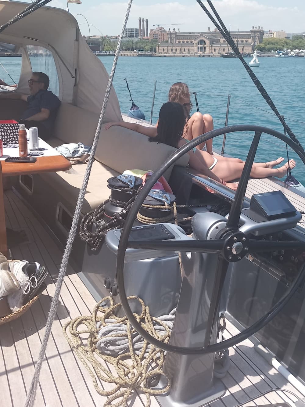 Coucher de soleil et mojitos en haute mer : découvrez Barcelone en voilier