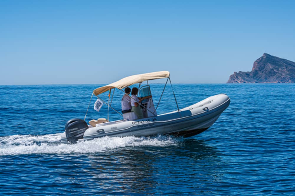 Découvrez la Costa Blanca depuis la mer à bord de l'exclusif Predator 600P Touring.