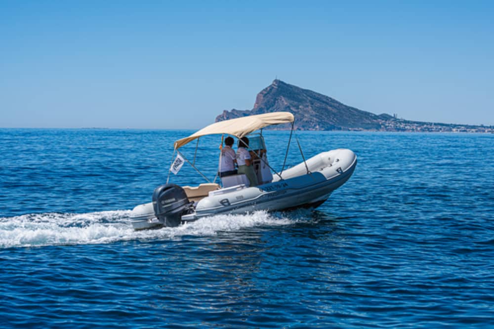 Découvrez la Costa Blanca depuis la mer à bord de l'exclusif Predator 600P Touring.