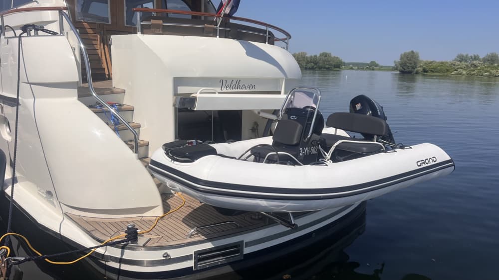 Vivi Alphen come mai prima d'ora a bordo di uno yacht a motore.