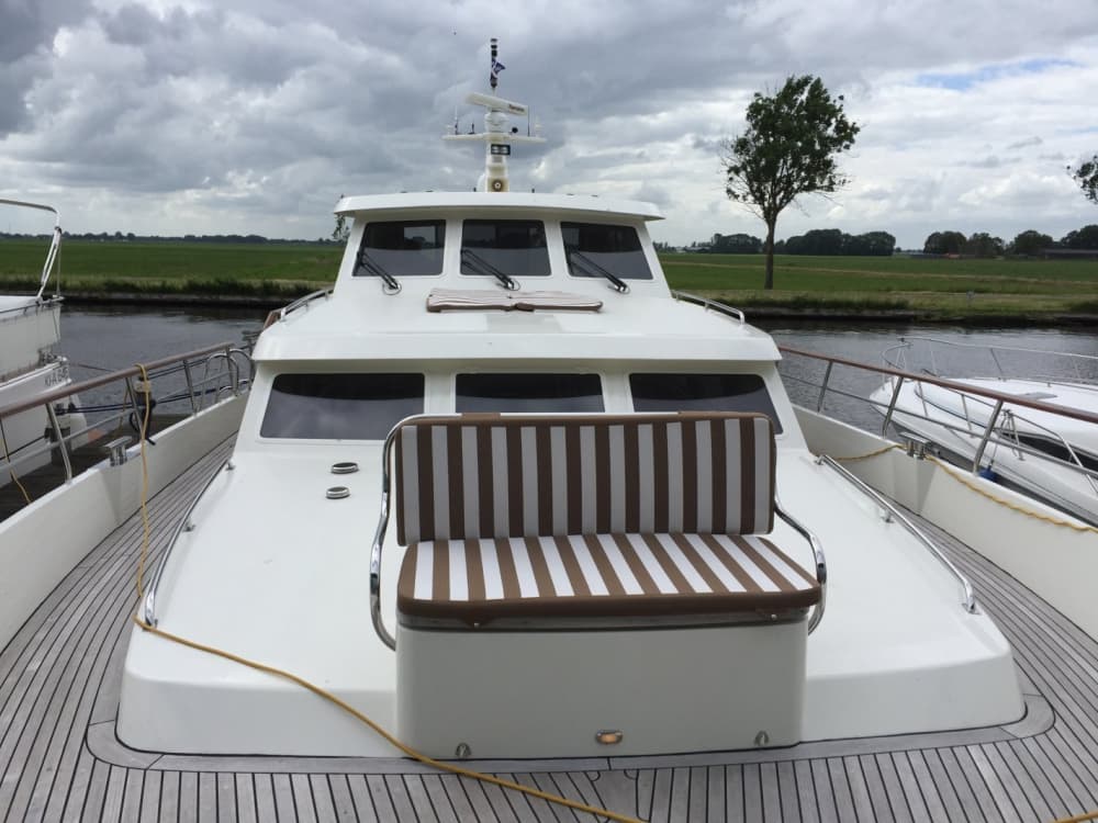 Vivi Alphen come mai prima d'ora a bordo di uno yacht a motore.