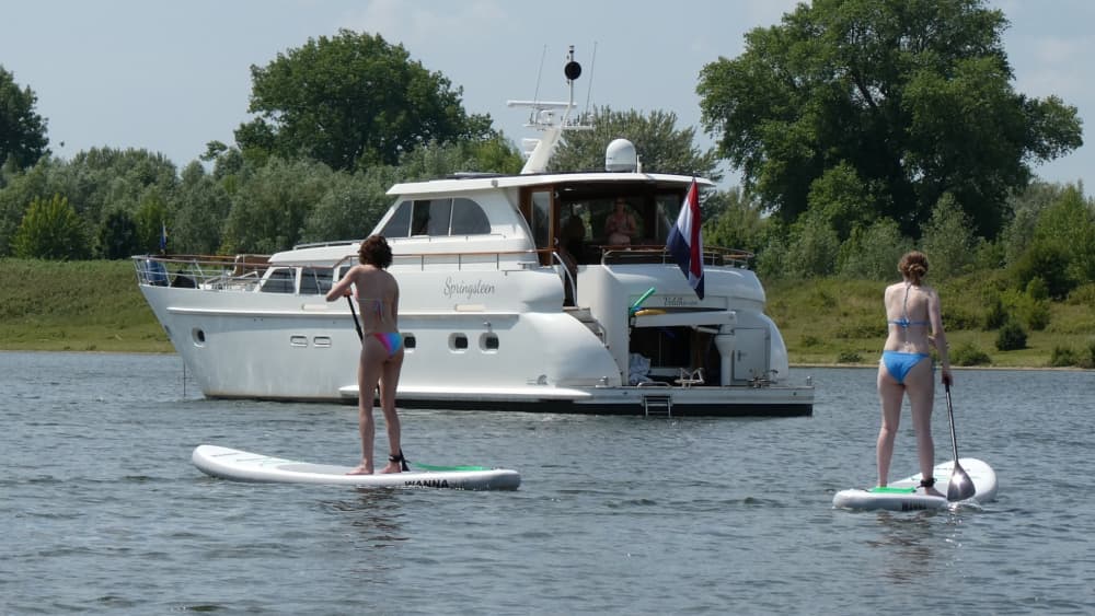 Vivi Alphen come mai prima d'ora a bordo di uno yacht a motore.