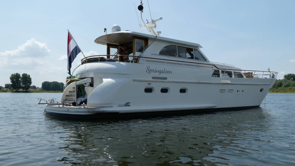 Vivi Alphen come mai prima d'ora a bordo di uno yacht a motore.