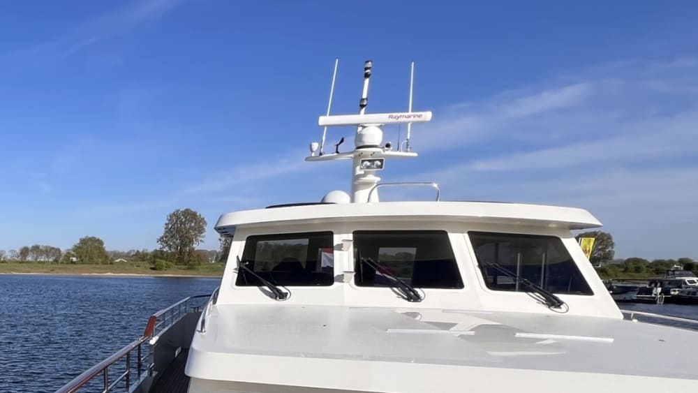 Vivi Alphen come mai prima d'ora a bordo di uno yacht a motore.