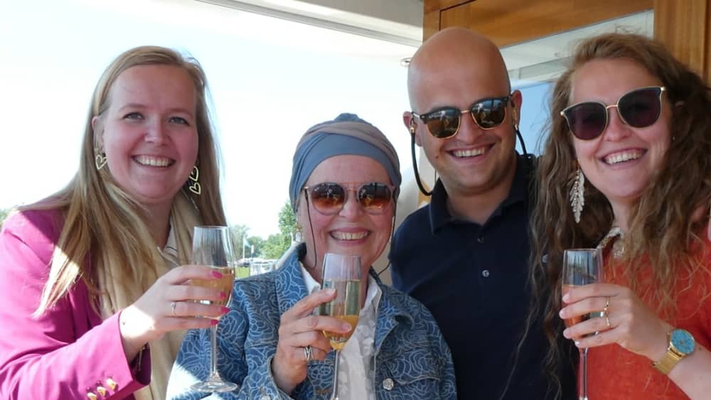 Vivi Alphen come mai prima d'ora a bordo di uno yacht a motore.