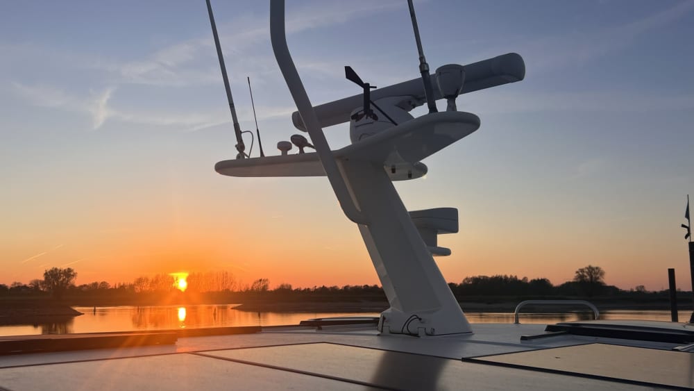 Vivi Alphen come mai prima d'ora a bordo di uno yacht a motore.