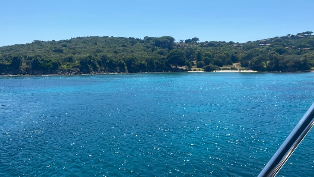 Experiencia de lujo en barco privado en la Costa Esmeralda desde Poltu Quatu.