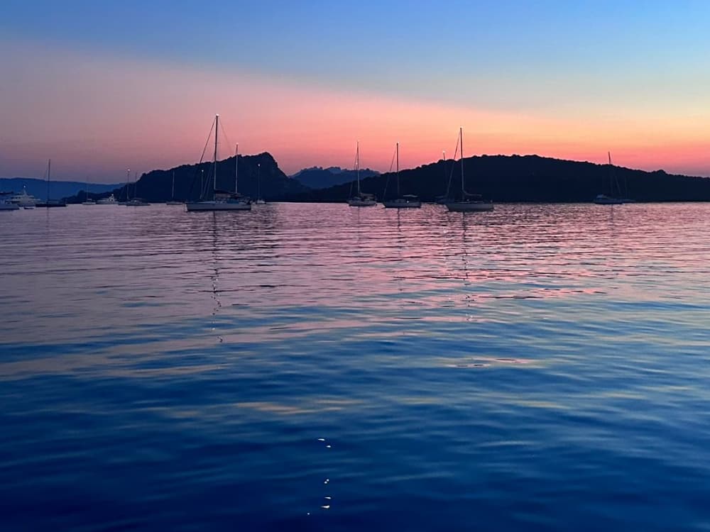 Paseo privado en barco al atardecer desde Cannigione - Aperitivo sardo incluido (Todo incluido)