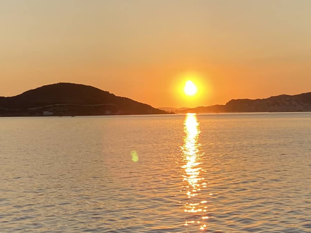 Paseo privado en barco al atardecer desde Cannigione - Aperitivo sardo incluido (Todo incluido)