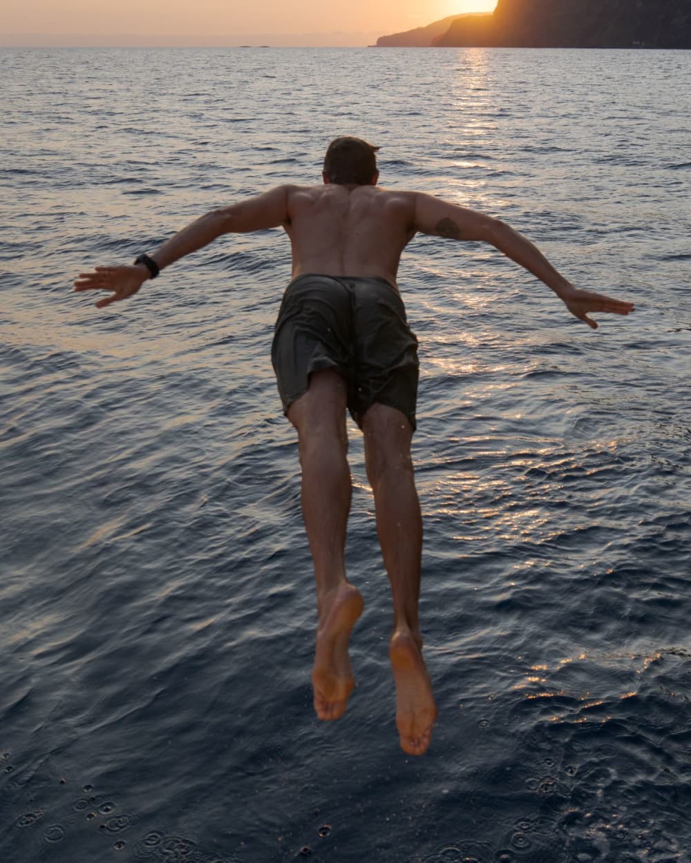 Brilho da tarde em Funchal: Cruzeiro costeiro em iate