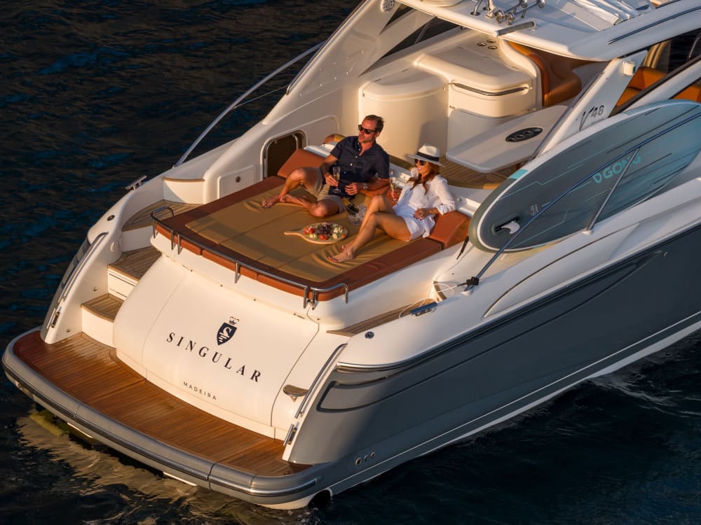 Brilho da tarde em Funchal: Cruzeiro costeiro em iate