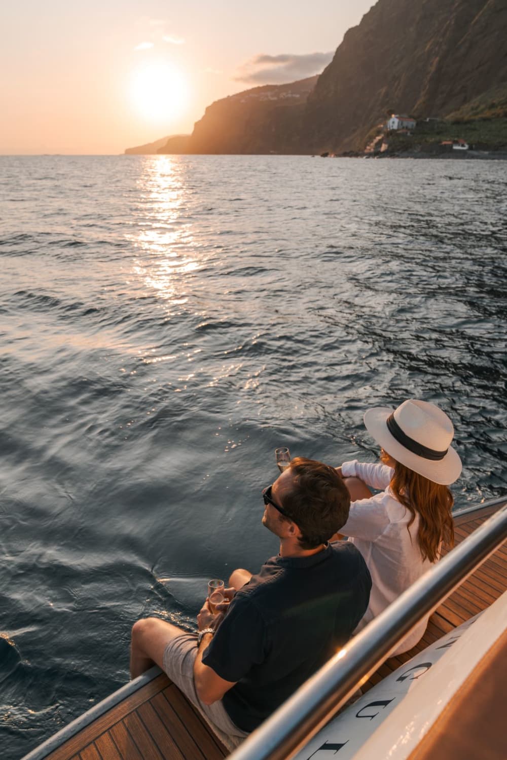 Brilho da tarde em Funchal: Cruzeiro costeiro em iate