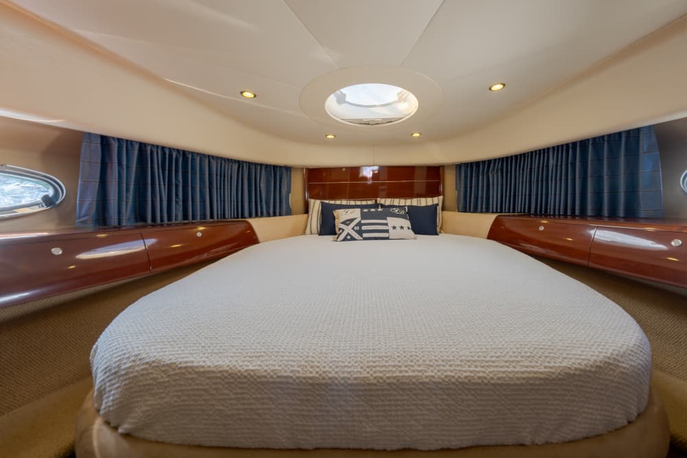 Brilho da tarde em Funchal: Cruzeiro costeiro em iate