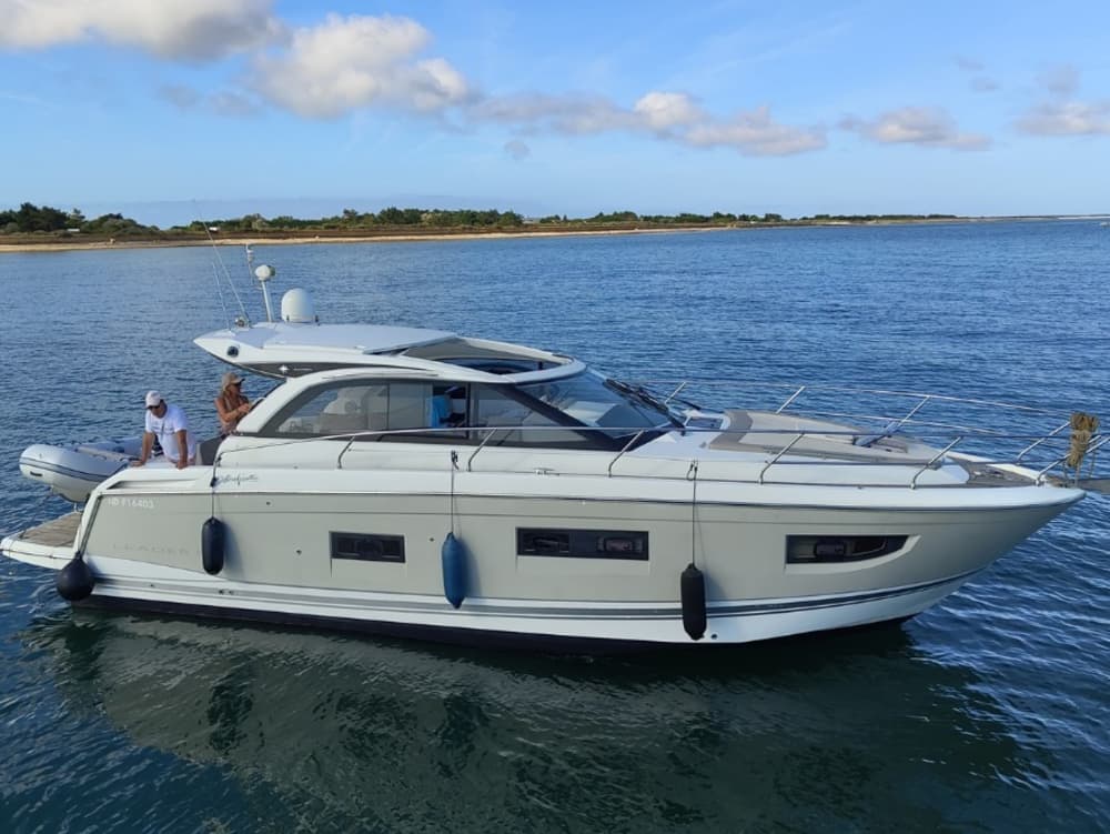 Relax on a motorboat in Port Leucate for 4h