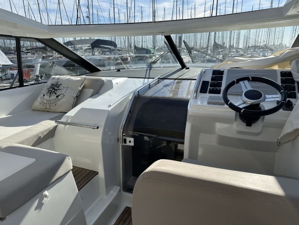 Relax on a motorboat in Port Leucate for 4h