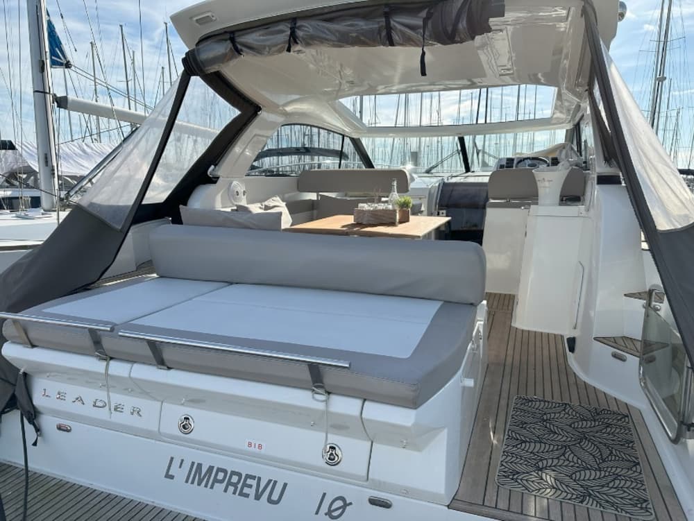 Relax on a motorboat in Port Leucate for 4h