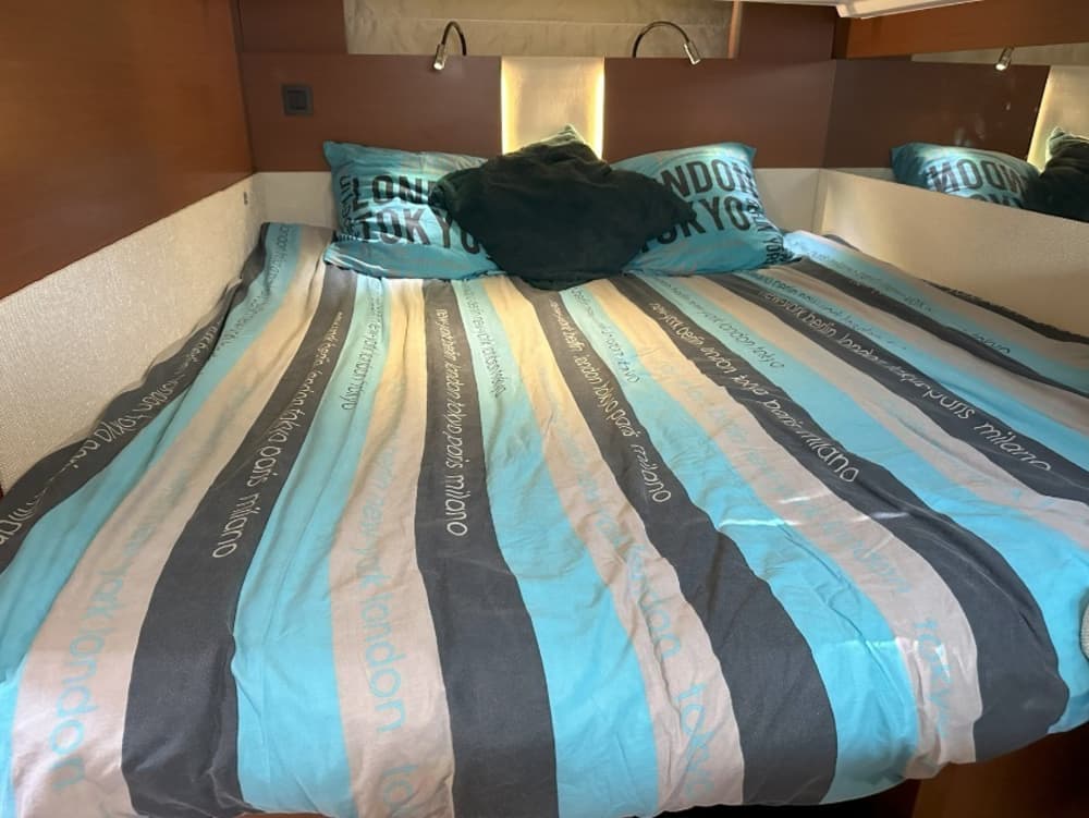 Relax on a motorboat in Port Leucate for 4h