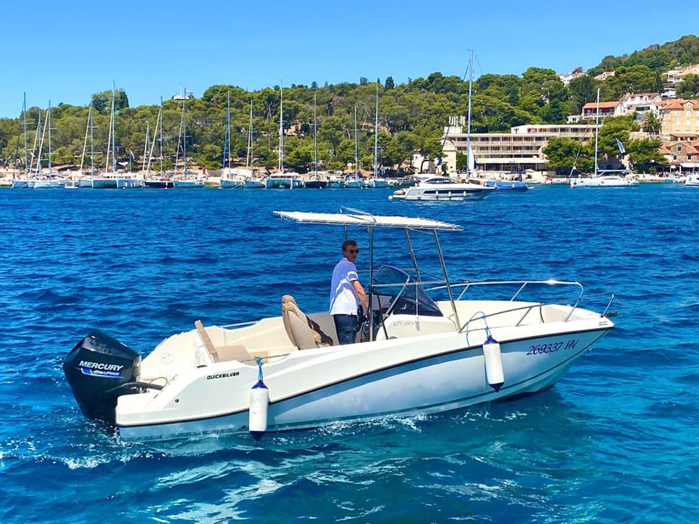 Ιδιωτική εκδρομή με ταχύπλοο στα Κόκκινα Βράχια, στο Νότιο Χβαρ και στα νησιά Πακλένι.