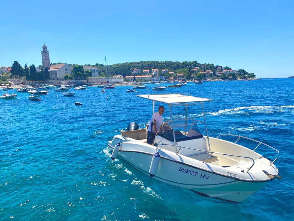 Ιδιωτική εκδρομή με ταχύπλοο στα Κόκκινα Βράχια, στο Νότιο Χβαρ και στα νησιά Πακλένι.