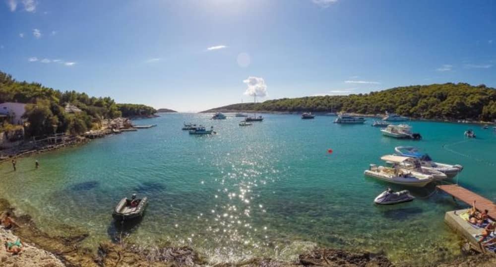 Ιδιωτική εκδρομή με ταχύπλοο στα Κόκκινα Βράχια, στο Νότιο Χβαρ και στα νησιά Πακλένι.