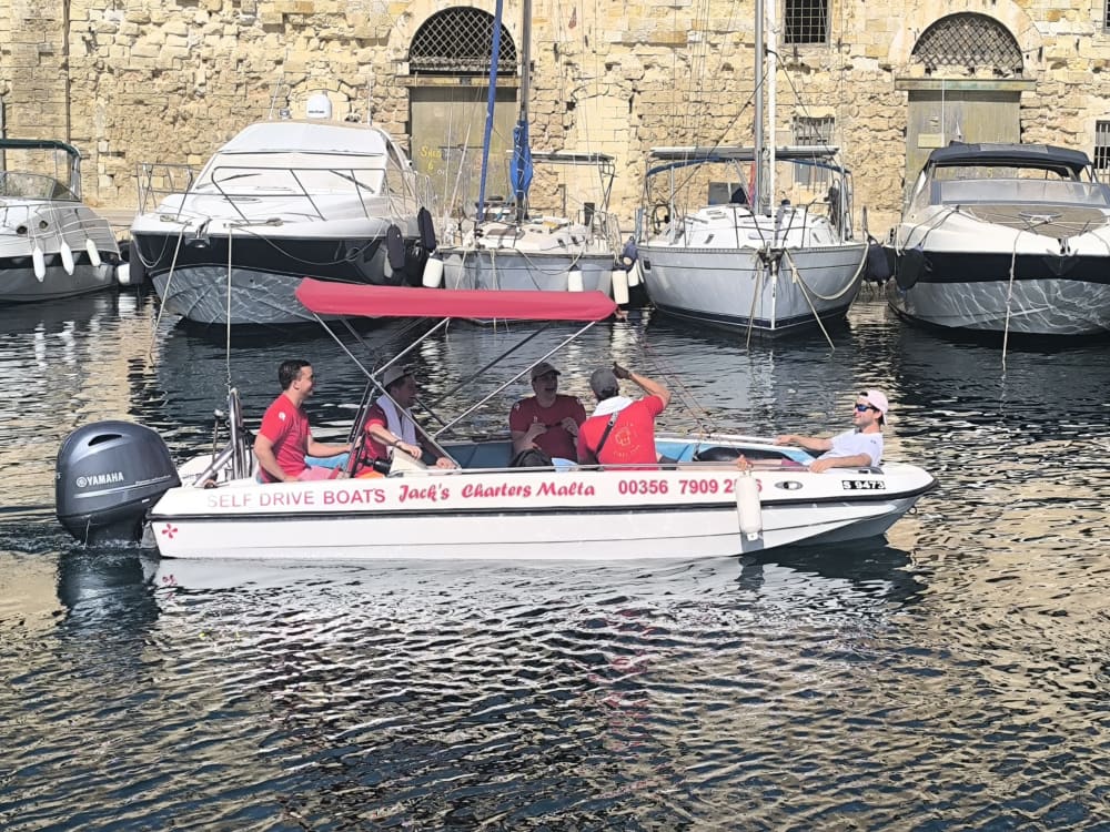 Votre journée à Cospicua : louez un bateau à moteur pour 7 h de découverte.