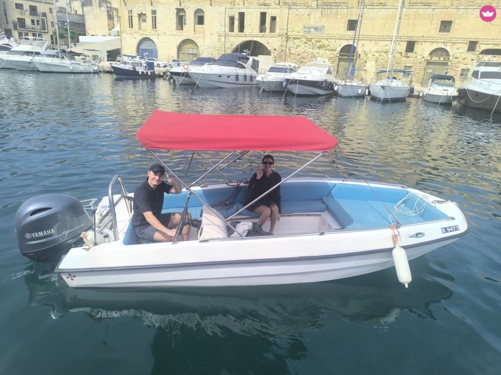Votre journée à Cospicua : louez un bateau à moteur pour 7 h de découverte.