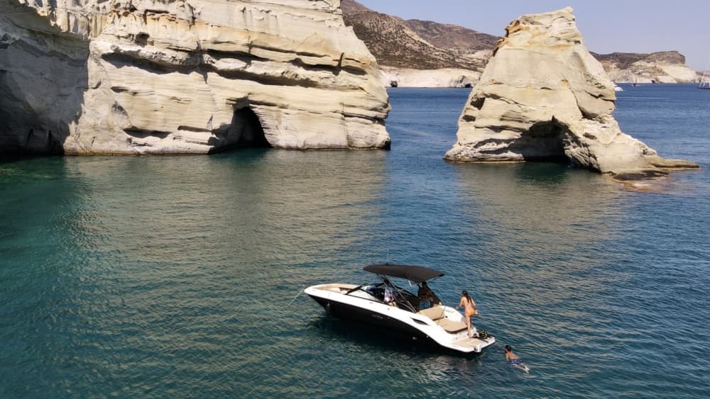 Scopri le coste di Milos: un'escursione di un'intera giornata a bordo di un motoscafo.