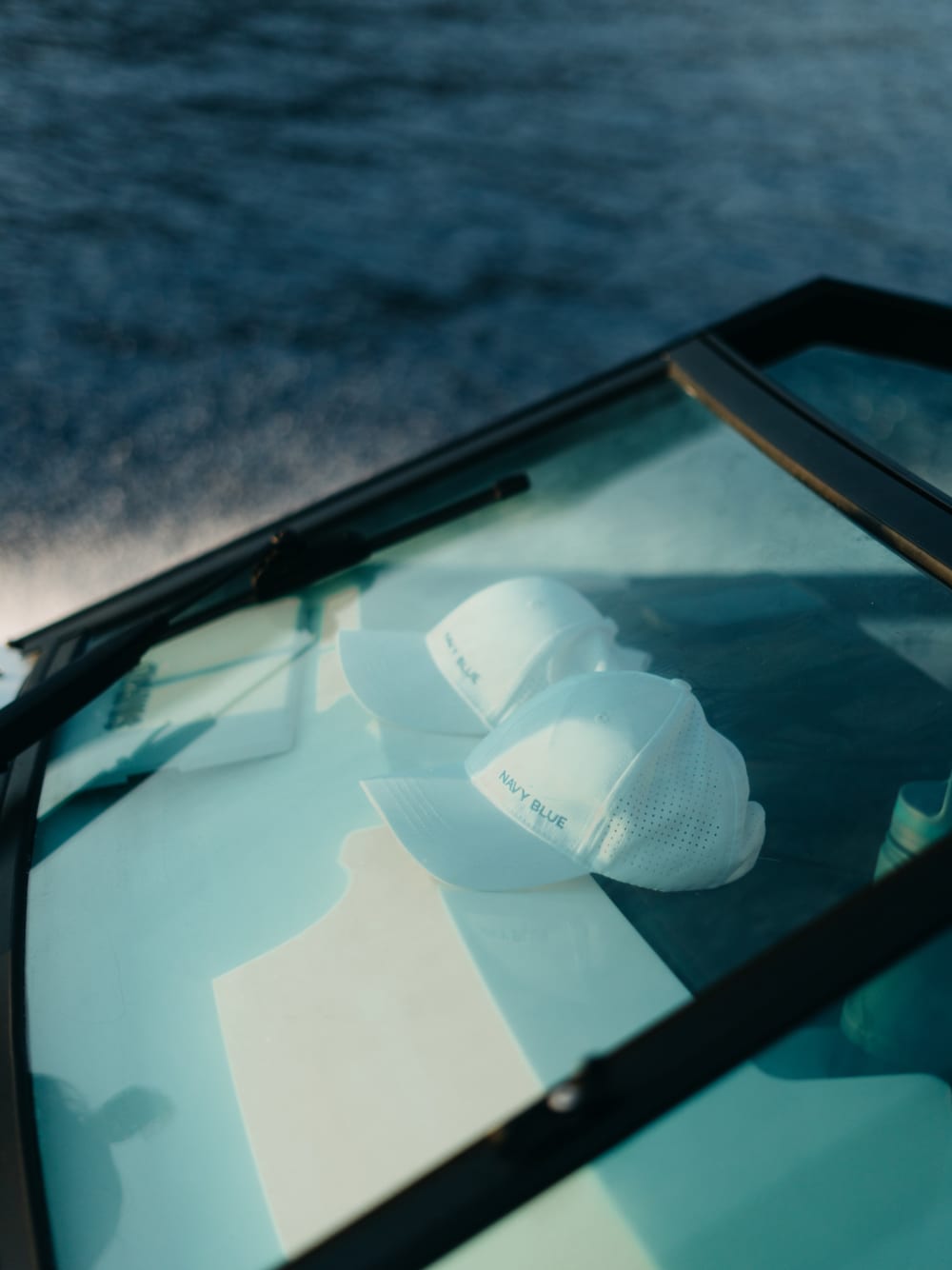 Scopri le coste di Milos: un'escursione di un'intera giornata a bordo di un motoscafo.