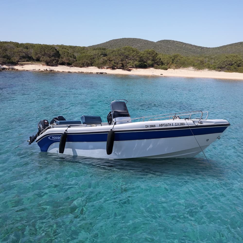 Efsanevi bir mola: Milos Limanı çevresinde motorlu tekneyle 4 saatlik tur.