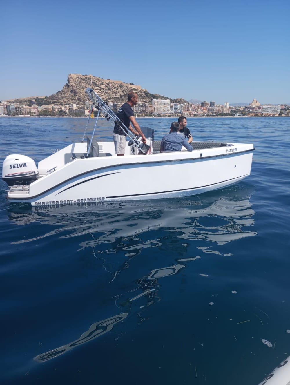 Escapada fácil a Alicante: Un viaje en barco de 4 horas en lancha motora.