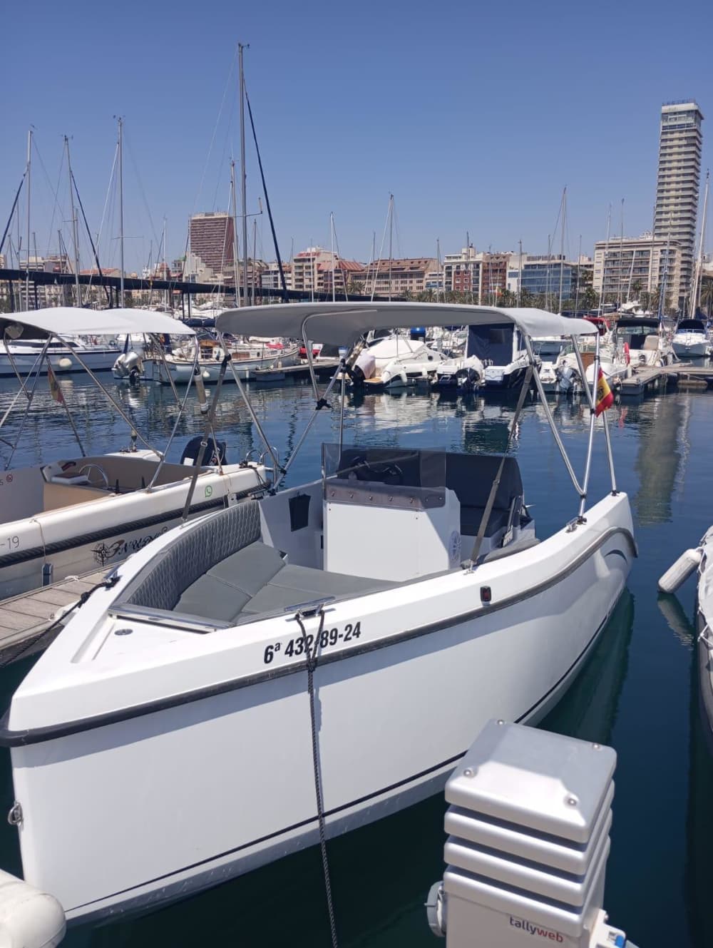 Escapada fácil a Alicante: Un viaje en barco de 4 horas en lancha motora.