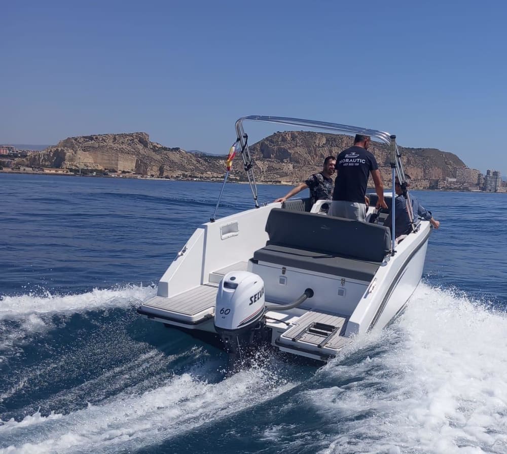 Escapada fácil a Alicante: Un viaje en barco de 4 horas en lancha motora.