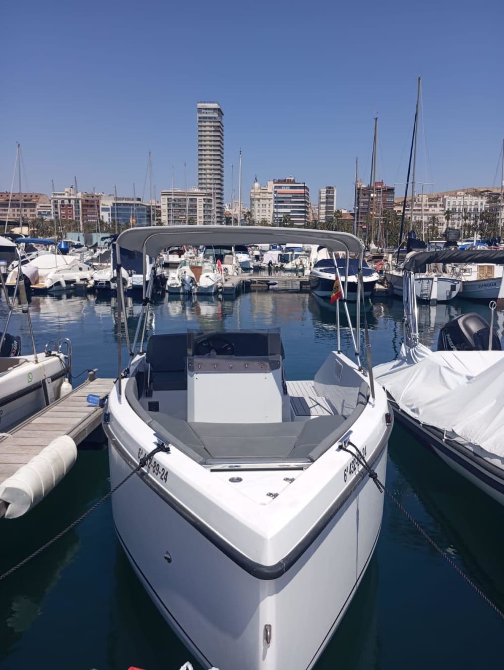 Escapada fácil a Alicante: Un viaje en barco de 4 horas en lancha motora.