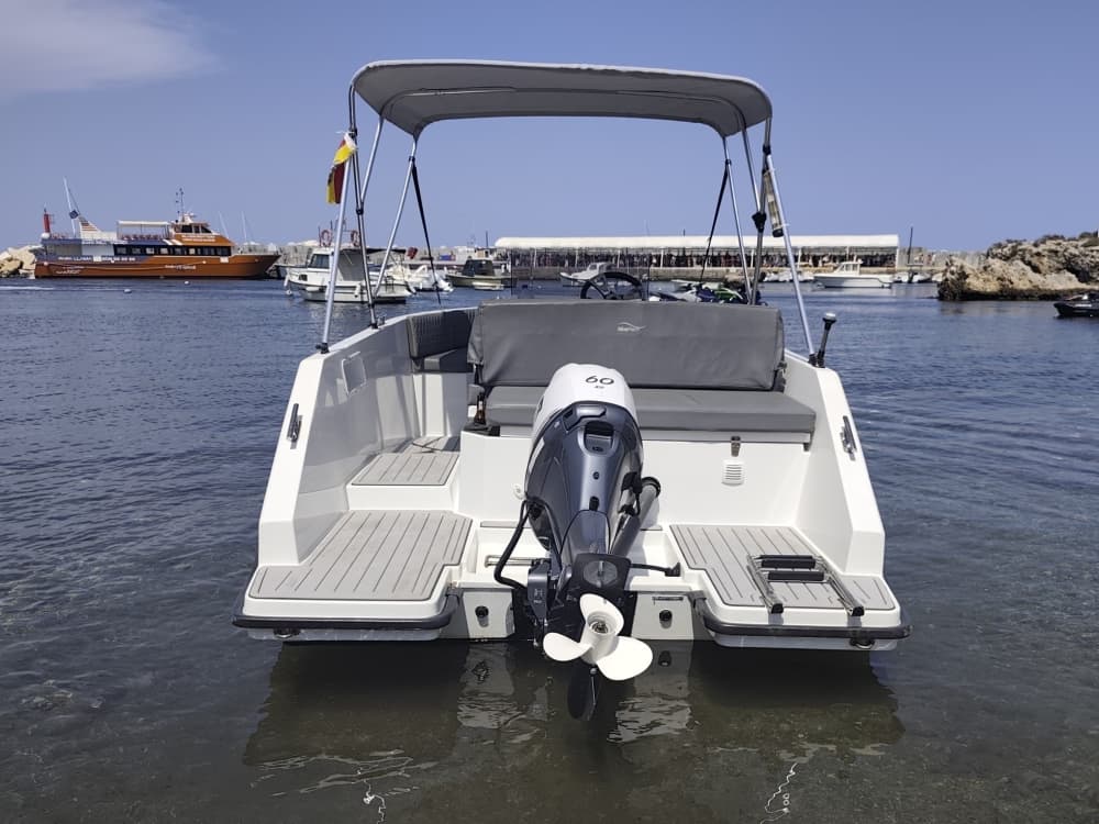 Escapada fácil a Alicante: Un viaje en barco de 4 horas en lancha motora.