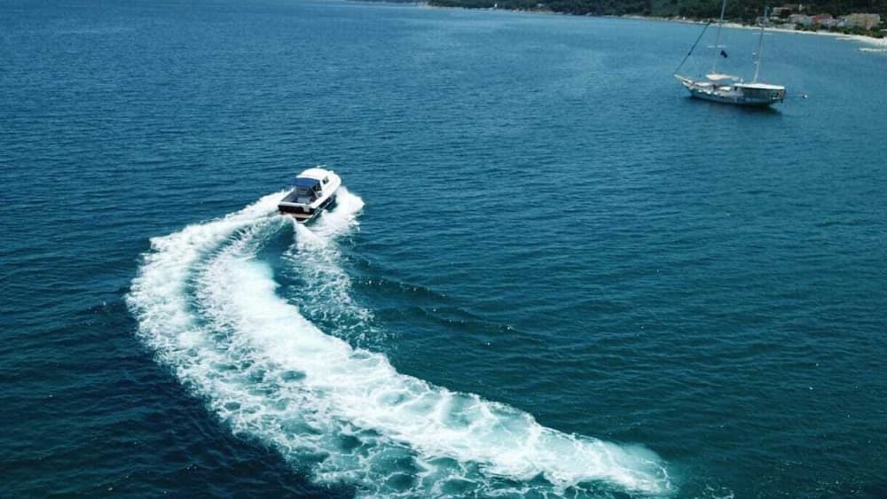 Excursión privada en barco a la Laguna Azul, la isla de Solta y la isla de Ciovo: una escapada de 6 horas al Adriático