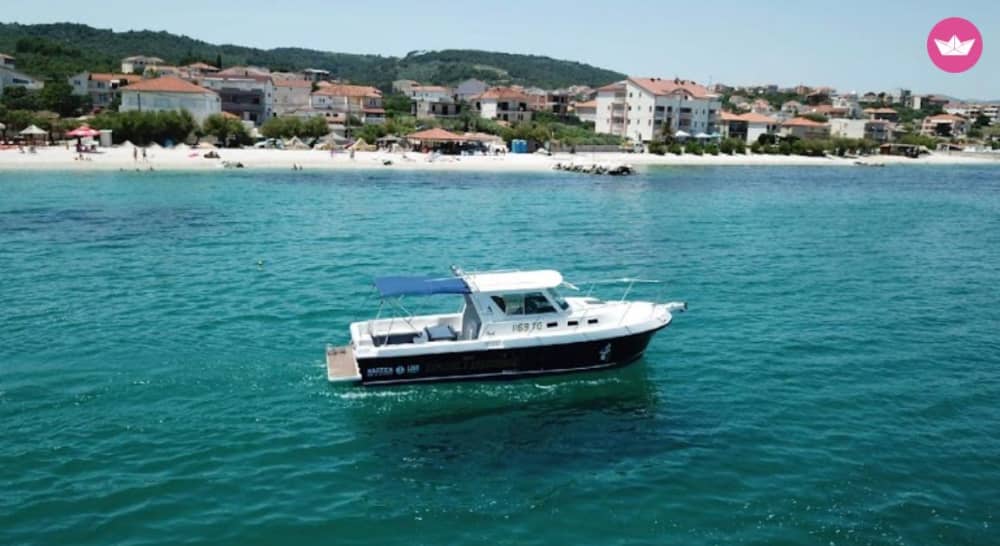Excursión privada en barco a la Laguna Azul, la isla de Solta y la isla de Ciovo: una escapada de 6 horas al Adriático