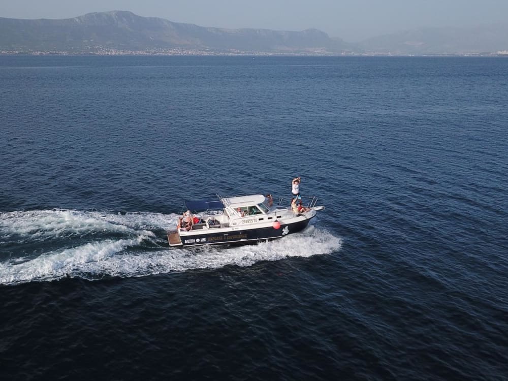Excursión privada en barco a la Laguna Azul, la isla de Solta y la isla de Ciovo: una escapada de 6 horas al Adriático