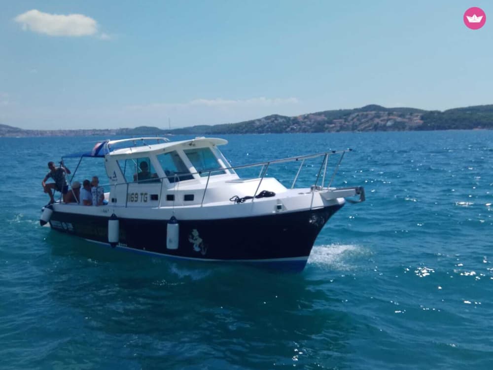Excursión privada en barco a la Laguna Azul, la isla de Solta y la isla de Ciovo: una escapada de 6 horas al Adriático