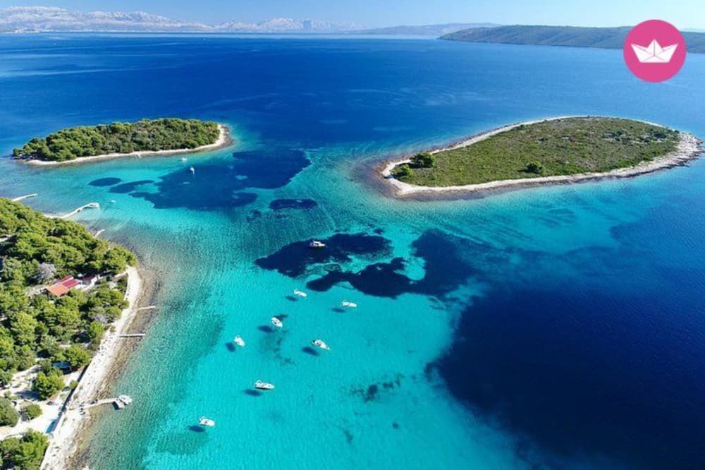 Excursión privada en barco a la Laguna Azul, la isla de Solta y la isla de Ciovo: una escapada de 6 horas al Adriático