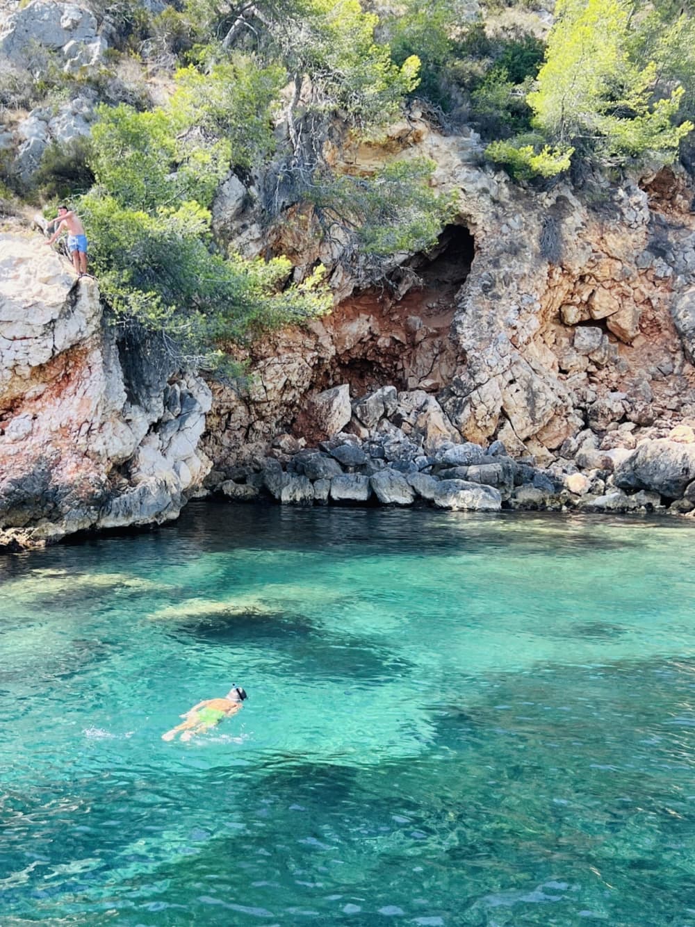 Midday in the Mediterranean – Swimming, Relaxation and Freedom off the coast of Marseille with The Myli Boat