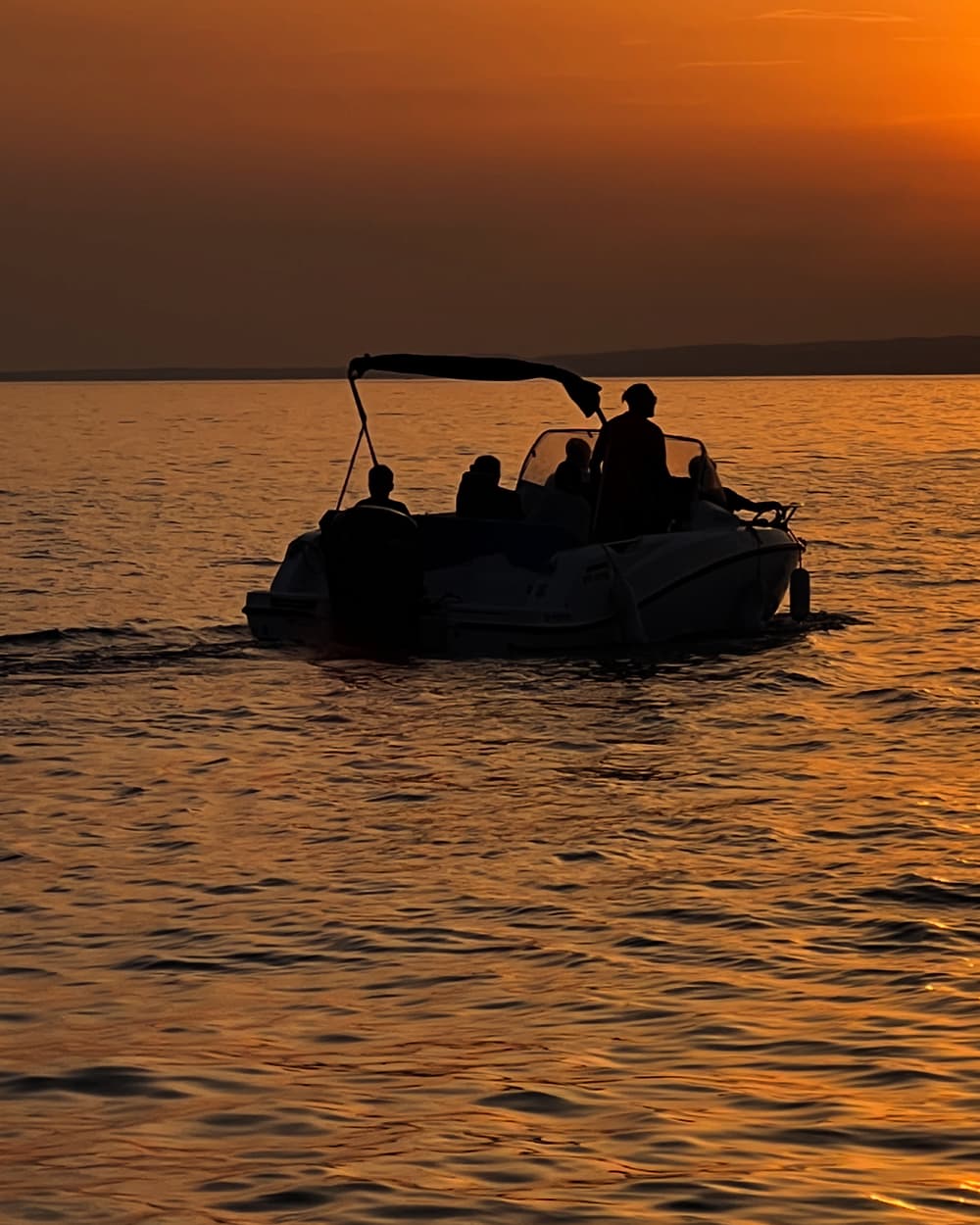 Pôr do sol no mar – Cruzeiro privado nas Calanques de Marselha com o barco Myli