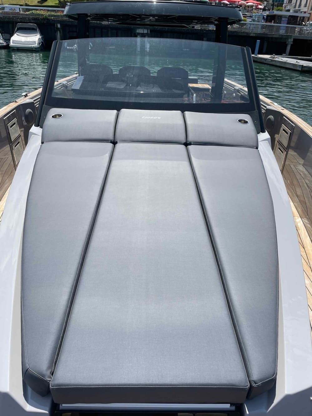 Mar, Amor e Sol: Um dia inteiro de emoções em uma lancha.