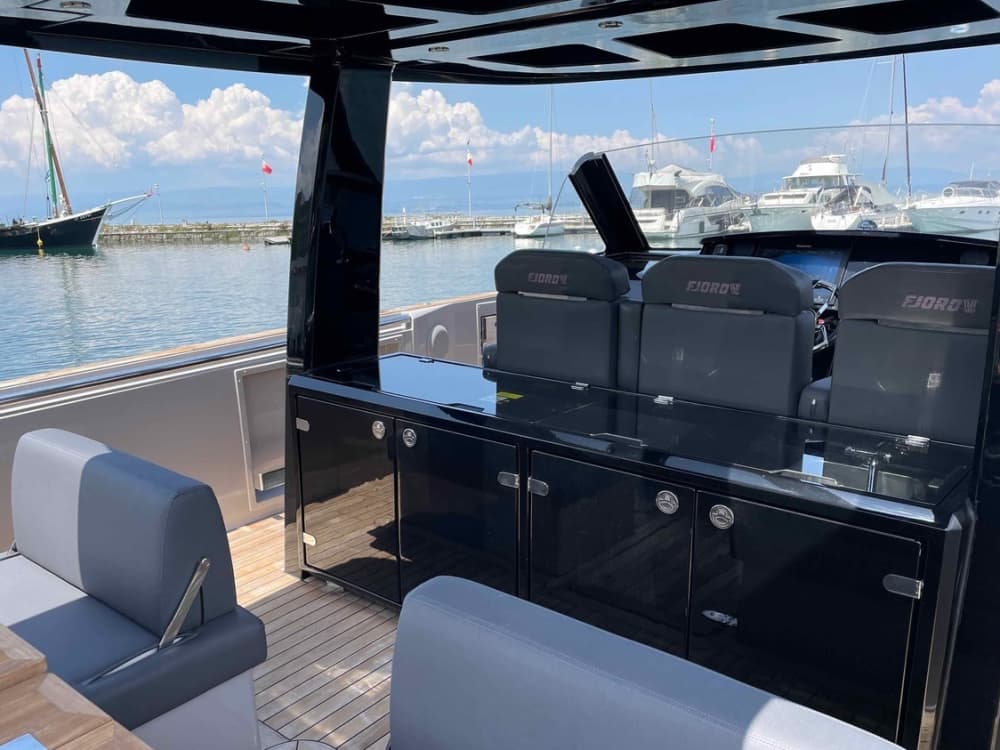 Mar, Amor e Sol: Um dia inteiro de emoções em uma lancha.