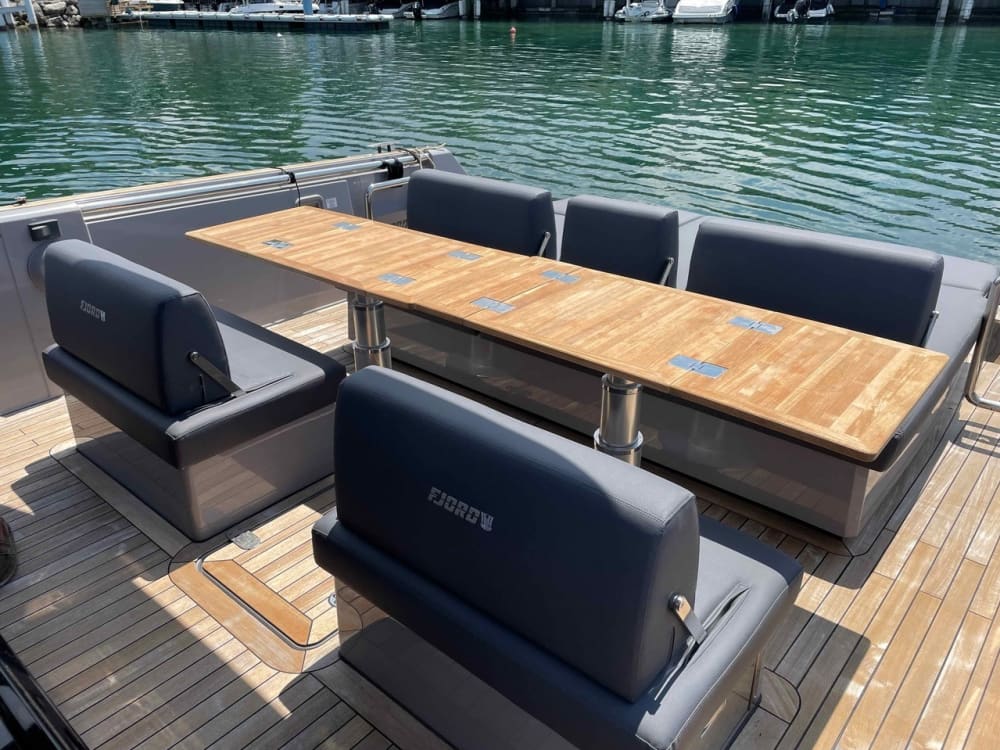 Mar, Amor e Sol: Um dia inteiro de emoções em uma lancha.