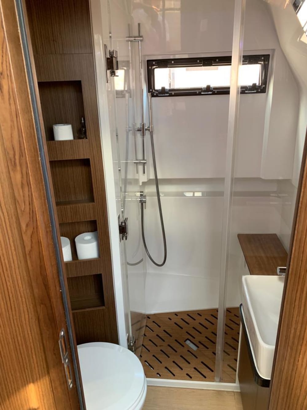 Mar, Amor e Sol: Um dia inteiro de emoções em uma lancha.