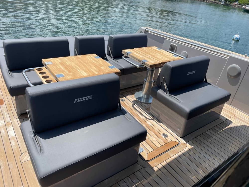 Mar, Amor e Sol: Um dia inteiro de emoções em uma lancha.