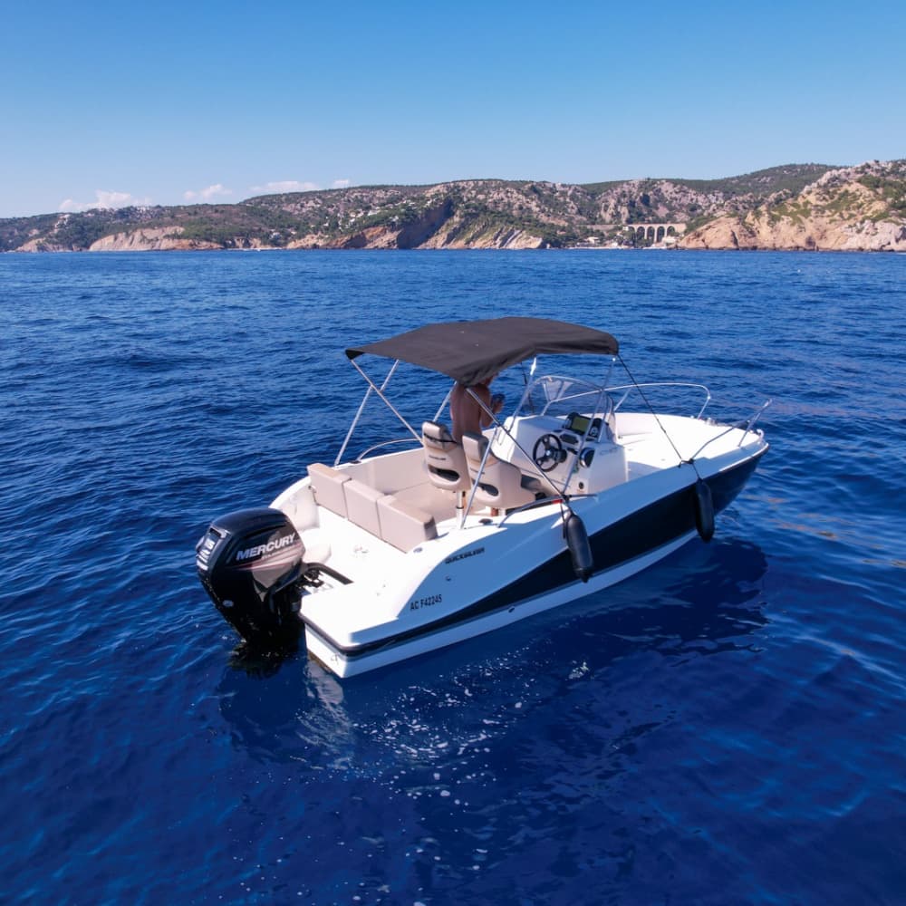 Huur een motorboot voor 4 uur plezier.